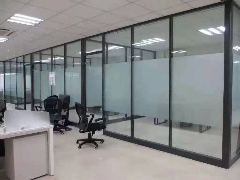 办公室装修为什么流行做玻璃隔断墙？