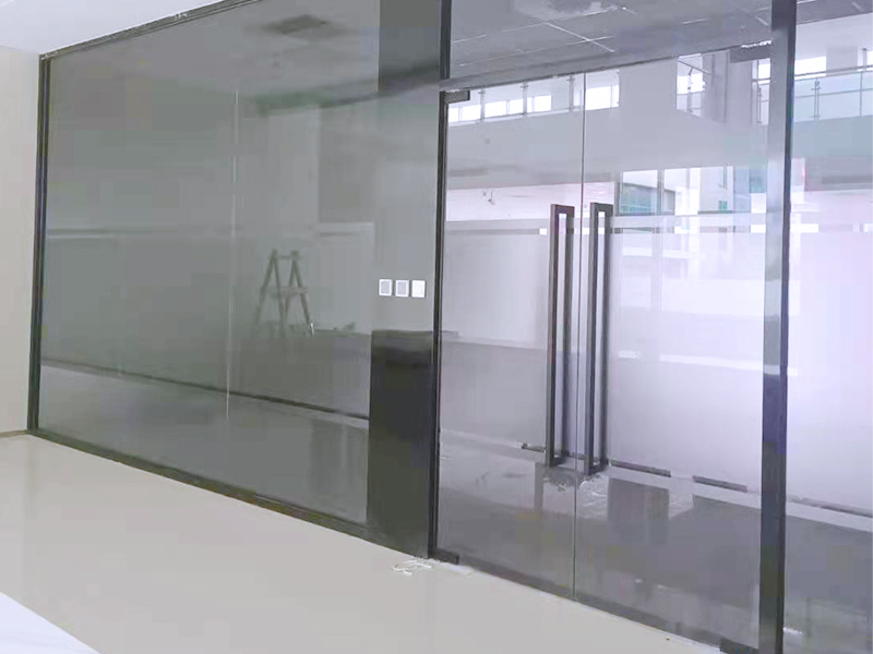 利用玻璃隔断墙打造出一个专属空间