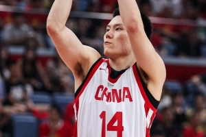 高效输出！李弘权半场4投3中&三分2中1 得到7分3板2助
