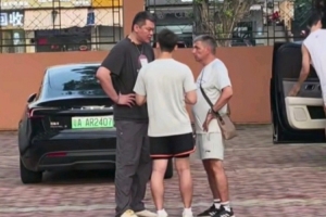博主：朱芳雨今日回道宏远俱乐部 与新外教团队交流&完成交接工作