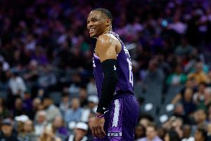 心情不错！威少晒出视频 在车上律动身子听音乐&跟着节奏哼唱