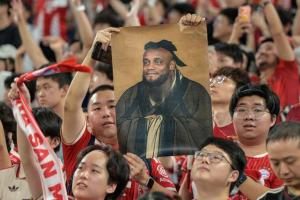 孔圣！德媒报道中国仁迷创意应援横幅：他们将孔帕尼画成孔子